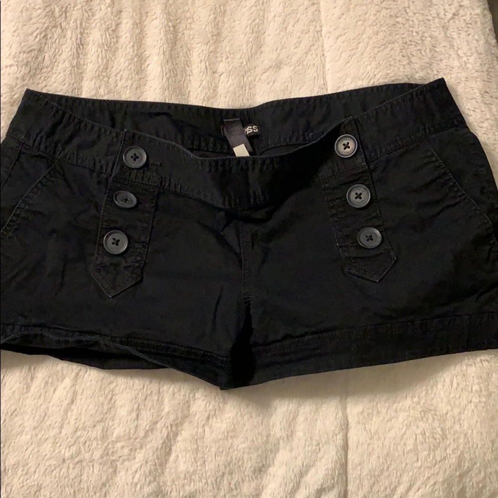 Express button detail shorts